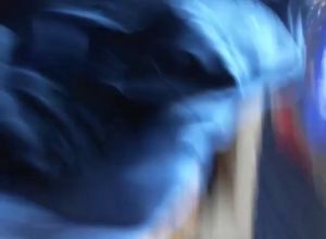  заглатывает и сосет член